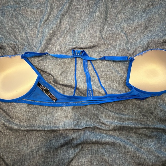Victoria’s Secret Very Sexy Push Up front closure. Blue in color. Size 36D - Picture 3 of 3